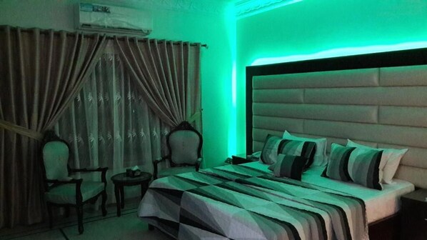 Deluxe Double Room | Free WiFi, bed sheets - Hotel Seven 7 (Karachi)
