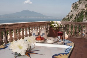 Outdoor dining - VILLA MARGI (Campania)