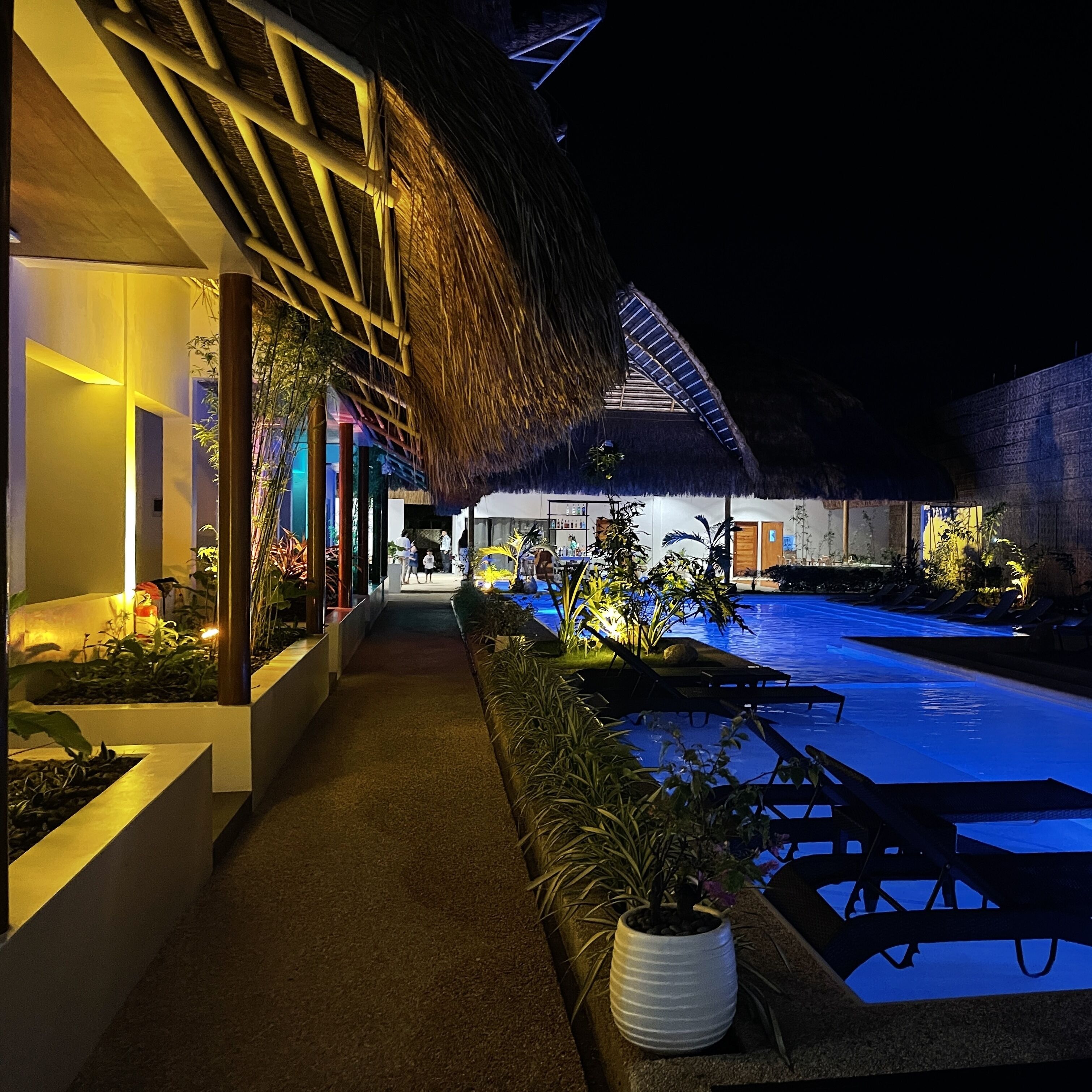 Außenpool, geöffnet von 07:00 Uhr bis 21:00 Uhr, Sonnenschirme