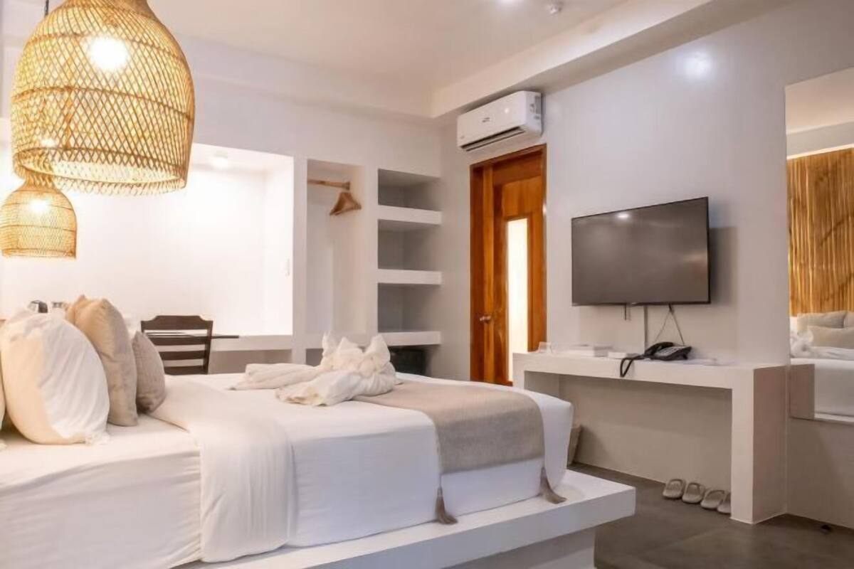 Minibar, caja de seguridad en la habitación y escritorio 