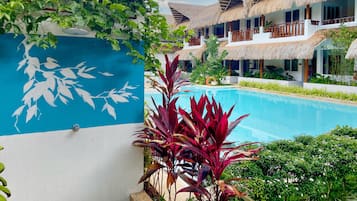 AuĂenpool, geöffnet von 07:00 Uhr bis 21:00 Uhr, Sonnenschirme