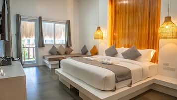 ميني بار وخزنة داخل الغرفة ومكتب ومساحة عمل للكمبيوتر المحمول