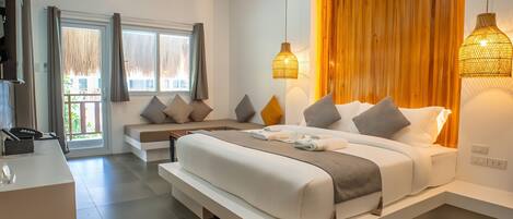 Deluxe trippelrum | Minibar, värdeförvaringsskåp på rummet och skrivbord