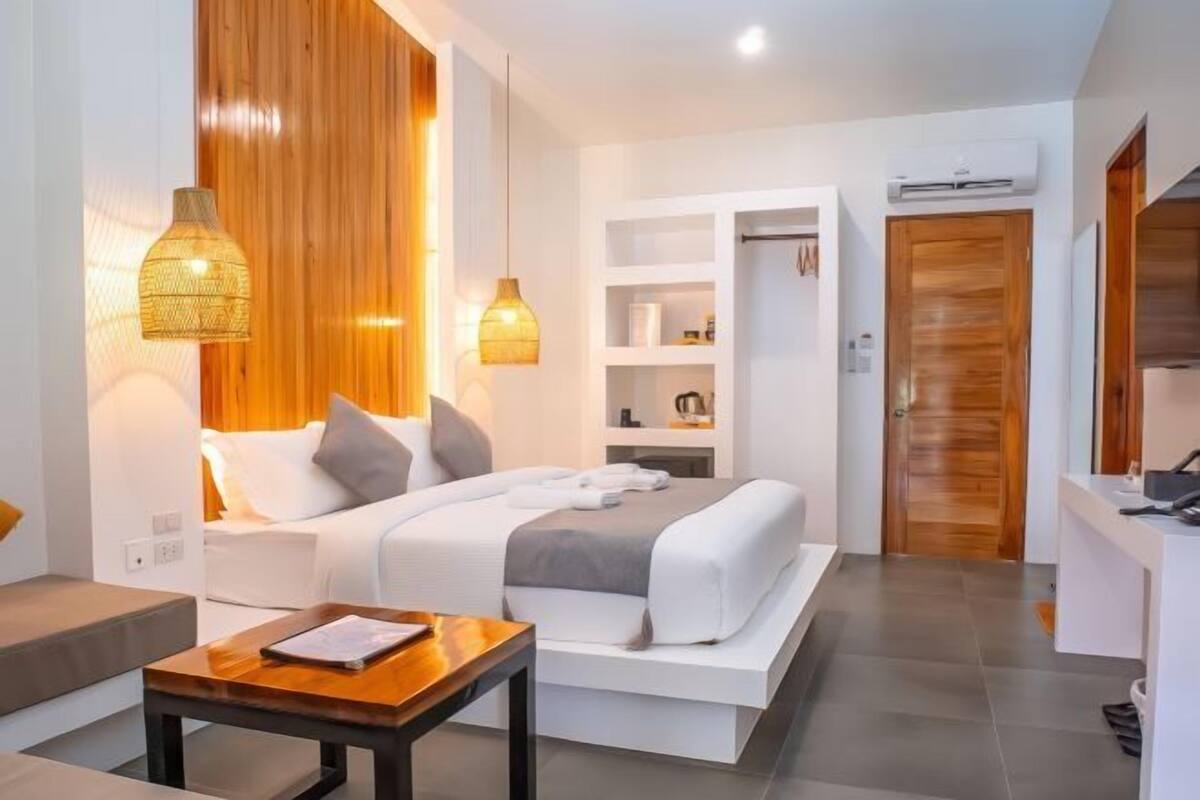 Minibar, caja de seguridad en la habitación y escritorio 