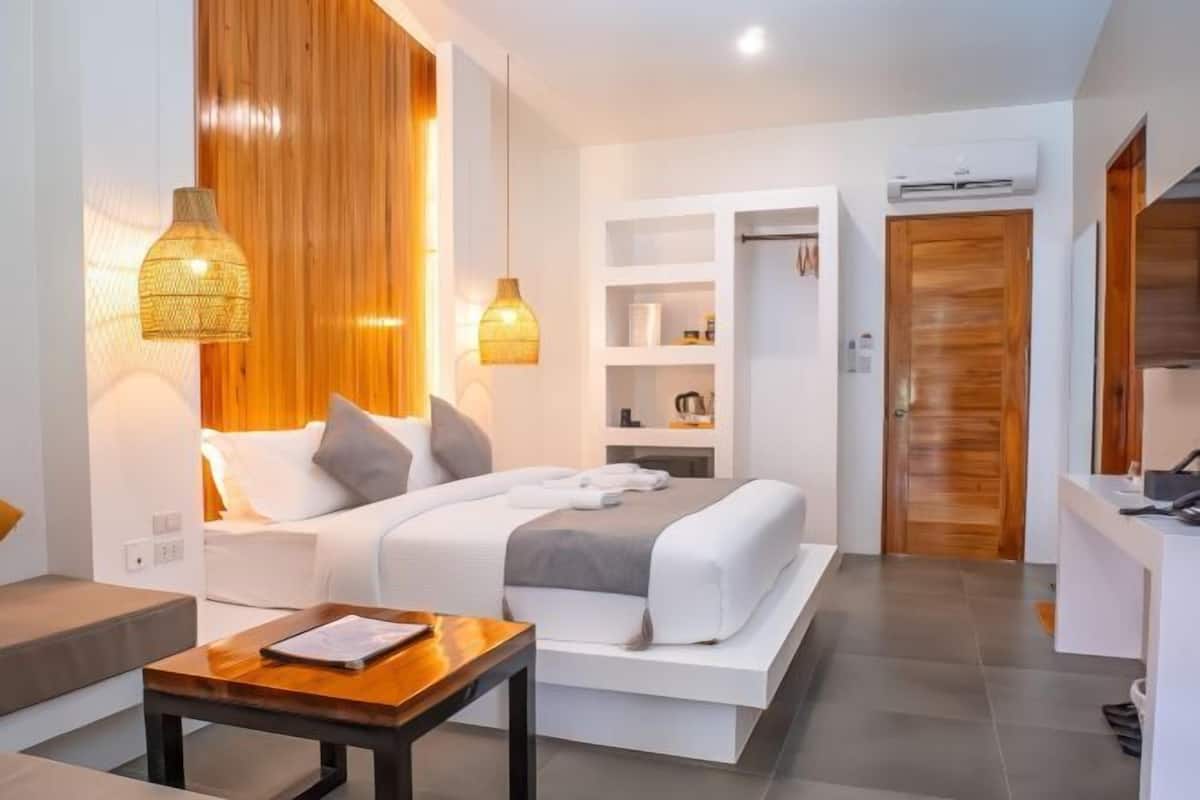 Minibar, caja de seguridad en la habitación y escritorio