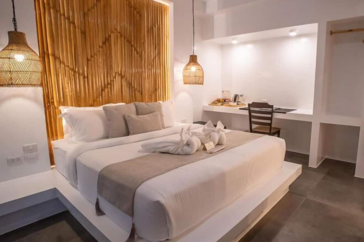 Minibar, caja de seguridad en la habitación y escritorio 