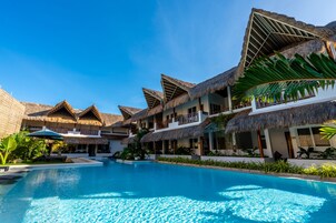 Εξωτερική πισίνα, ομπρέλες πισίνας, ξαπλώστρες