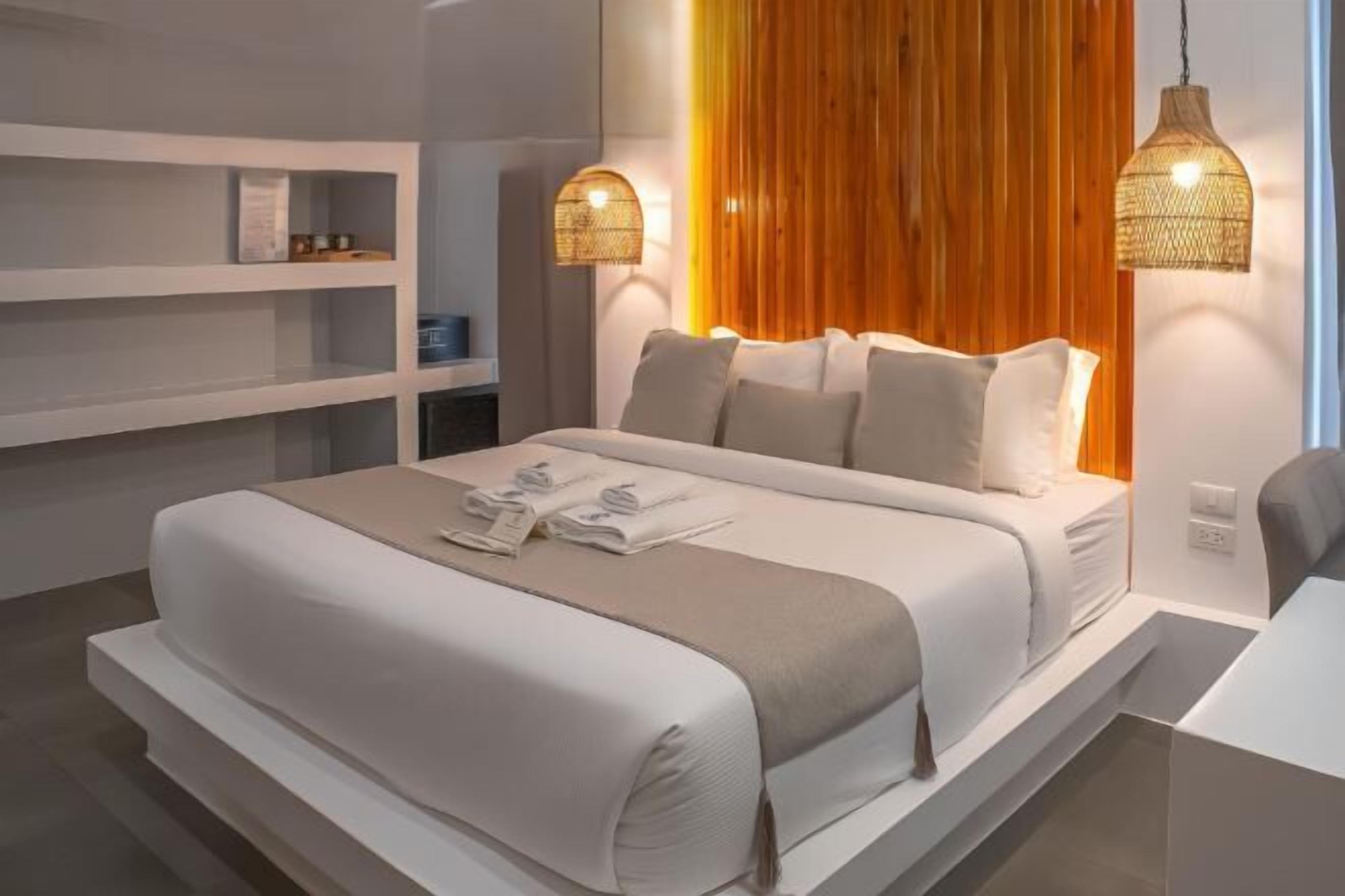 มินิบาร์, ตู้นิรภัยในห้องพัก, โต๊ะทำงาน, พื้นที่ทำงานแบบใช้แล็ปท็อป