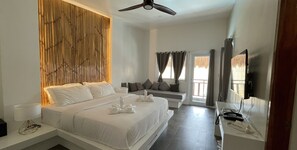 Minibar, coffres-forts dans les chambres, bureau