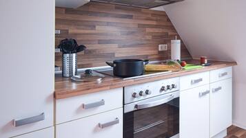 Fridge, oven, stovetop, dishwasher