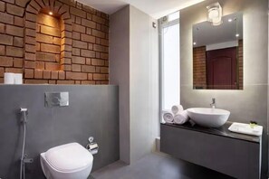 Habitación Prestigio, balcón, vista a la alberca | Baño | Regadera, amenidades de baño gratuitas, toallas, jabón 