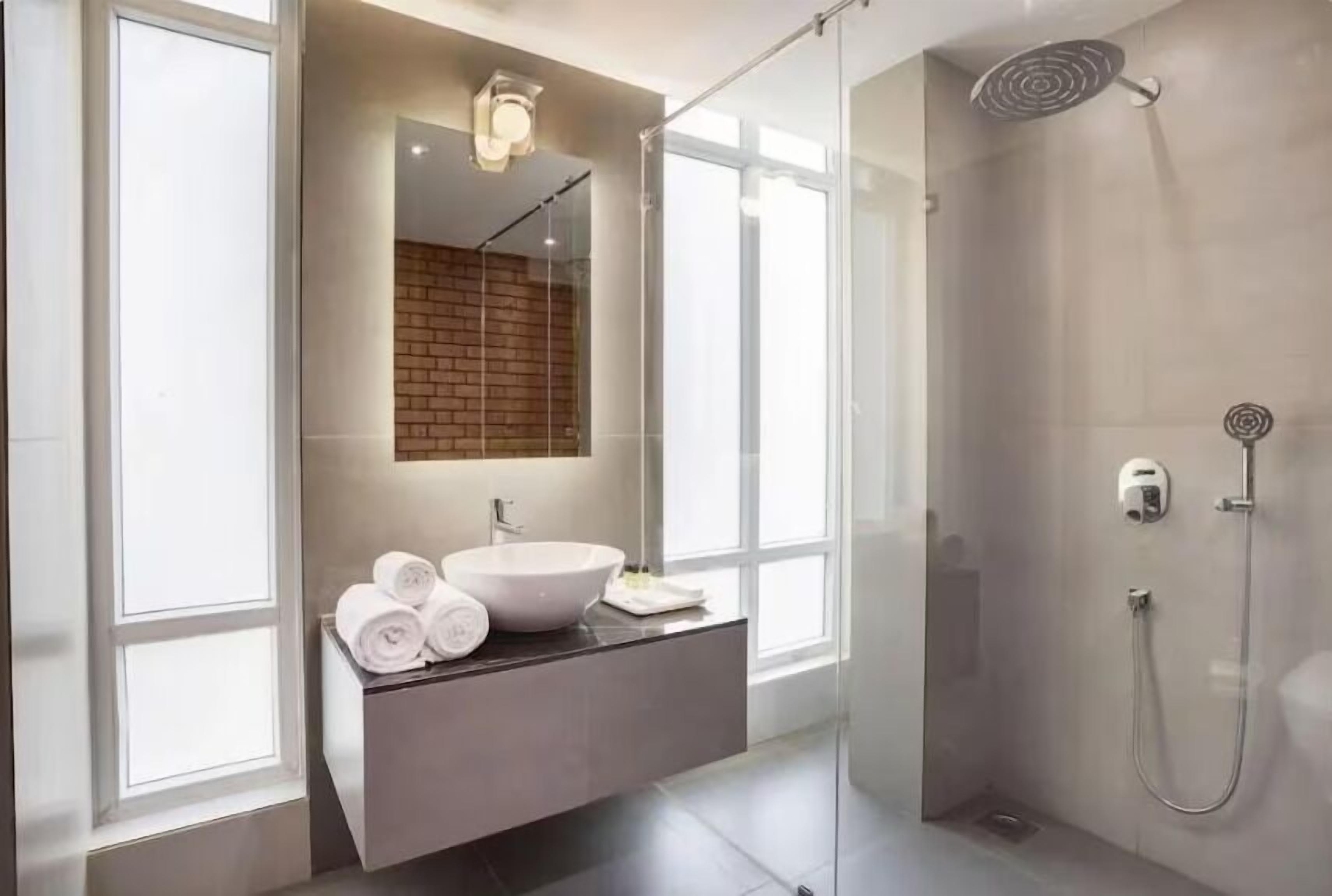 Quarto com design assinado, sacada, vista para a piscina | Banheiro | Chuveiro, produtos de toalete grátis, toalhas de banho, sabonete