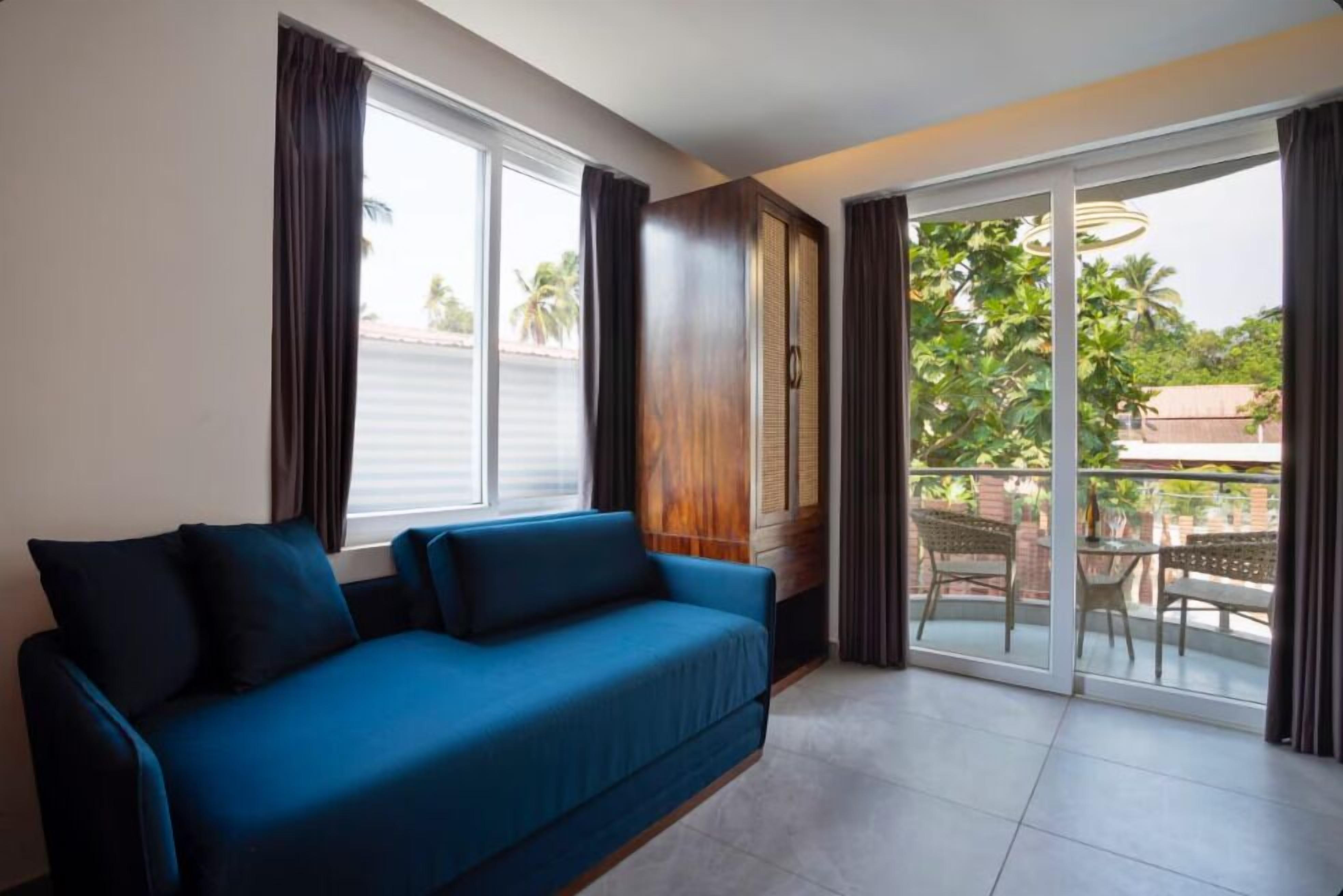 シグネチャー ルーム バルコニー プールビュー | リビング エリア | 32 インチのLED テレビ (ケーブル放送視聴可)、テレビ