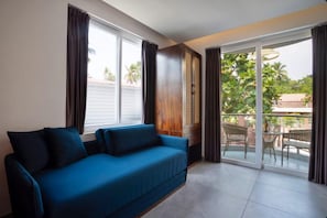 Signature-huone, parveke, näköala uima-altaalle | Oleskelualue | 32–tuumainen LED-televisio, jossa kaapelikanavat