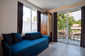 Signature-Zimmer, Balkon, Poolblick | Wohnbereich | 32-Zoll-LED-Fernseher mit Kabelempfang, Fernseher