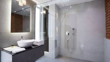 Signatur-værelse - balkon - udsigt til pool | Badeværelse | Bruser, gratis toiletartikler, håndklæder, Sæbe