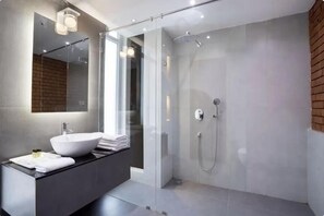 Signature-Zimmer, Balkon, Poolblick | Badezimmer | Dusche, kostenlose Toilettenartikel, Handtücher, Seife
