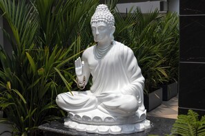 Televisión LED de 32 pulgadas con canales por cable y televisión