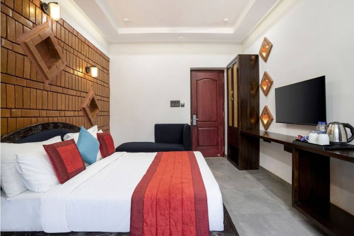 Blackout drapes, WiFi (free), bed sheets