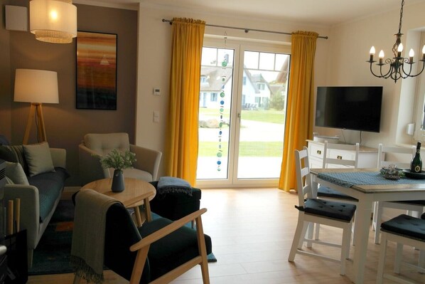 Smart-TV, Kamin, B ücher, Musikbibliothek