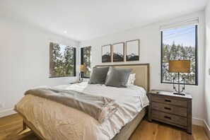 4 habitaciones, tabla de planchar con plancha, wifi y ropa de cama 