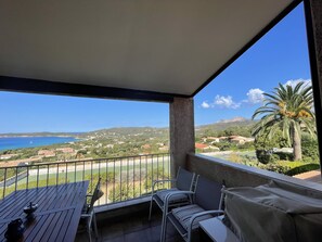 Outdoor dining - Sea view. Luxury residence in a flowered park. 3 STARS (Cargèse)