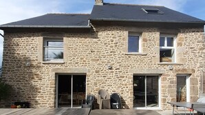 Outdoor dining - Grand Gite 15 pers. Saint Malo / Cancale Le Mont Saint Michel Le Noisetier (Baguer Pican)