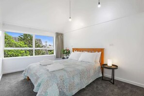 2 habitaciones, tabla de planchar con plancha, cuna de viaje y wifi 