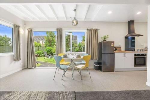 Papawai Townhouse 11 - Walk to Town, Sleeps 4
