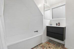 Douche, sèche-cheveux, serviettes fournies