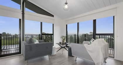 Hamurana Views | Great Lake & Farm Views with Spa