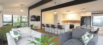 Hamurana Views | Great Lake & Farm Views with Spa