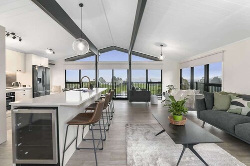 Hamurana Views | Great Lake & Farm Views with Spa