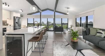 Hamurana Views | Great Lake & Farm Views with Spa