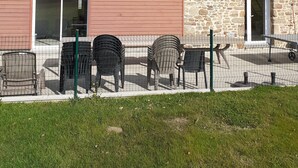 A two-story building with a stone facade and a red wooden section. - Beautiful Gite for 14 people, Saint Malo/Cancale/Le Mont Saint Michel : Le Chêne (Baguer-Pican)