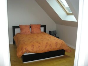 4 bedrooms, iron/ironing board, travel crib, free WiFi