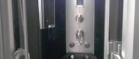 Douche, sèche-cheveux, papier toilette