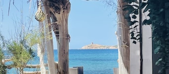 Sea view. Luxury residence in a flower-filled park. 3-star rating