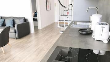 Apartamento | Cocina privada | Frigorífico, microondas, horno y placa de cocina