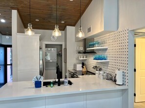 Microwave, oven, dishwasher, coffee/tea maker - Stylish renovation....Clean and bright... (Marco Island)