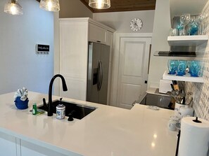 Mikrobølgeovn, ovn, oppvaskmaskin og kaffetrakter/tekoker