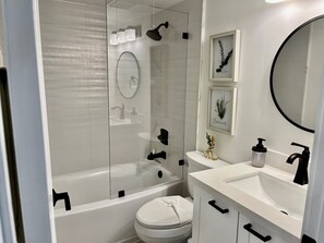 Baignoire, séchoir à cheveux, serviettes fournies