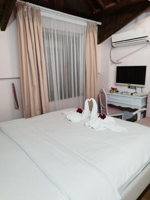 A hotel room with a bed, a TV, and an air conditioning unit. - Hayat Oksijen Resort (Fatsa)