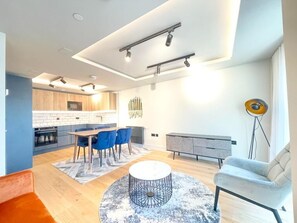 Interior - 3 Bed/Bath penthouse w/Shard view (London)