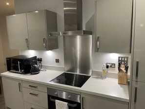 Mikrowelle, Ofen, Geschirrspüler, Küchenrolle