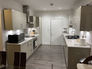 Mikrowelle, Ofen, Geschirrspüler, Küchenrolle