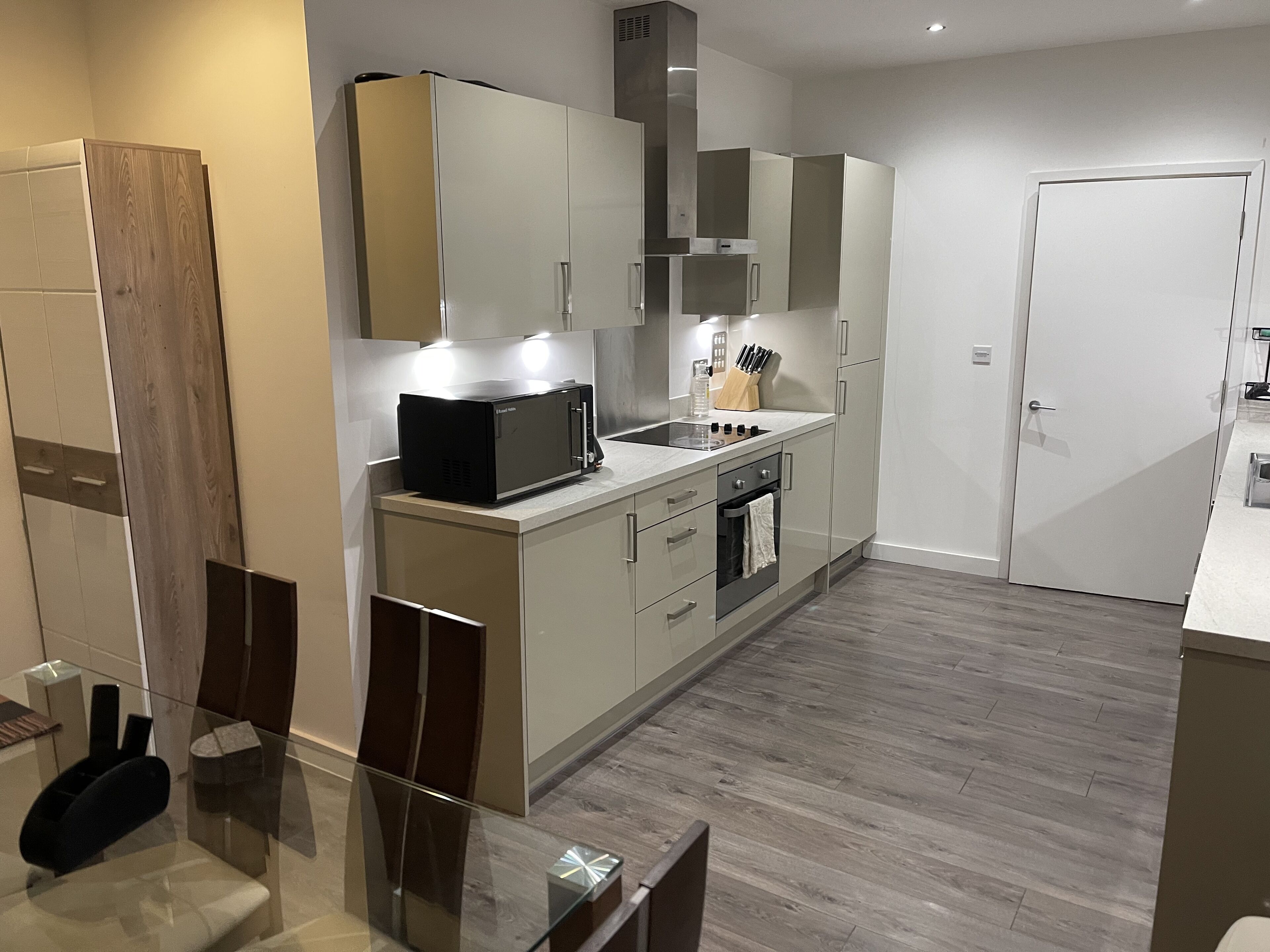 Microwave, oven, dishwasher, paper towels