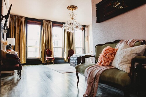 Spacious and Elegant Condo in Downtown Hillsboro