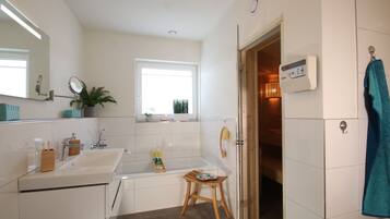 Maison mitoyenne | Salle de bain | Baignoire et douche séparées, sÚche-cheveux