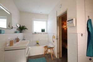 Casa de ciudad | Baño | Tina y regadera independientes y secadora de cabello 